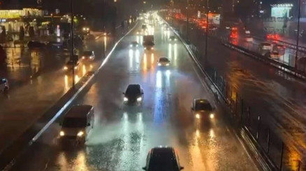 İstanbulda alt geçidi su bastı; araçlar çöken yolda kaldı İstanbulda alt geçidi su bastı; araçlar çöken yolda kaldı