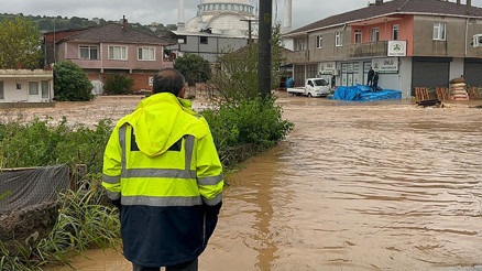 Meteoroloji sarı kodla uyarmıştı: İlçede yollar göle döndü; ev ve iş yerlerini su bastı Meteoroloji sarı kodla uyarmıştı: İlçede yollar göle döndü; ev ve iş yerlerini su bastı