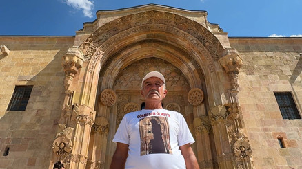 798 yıllık UNESCO mirası Divriği Ulu Caminin gönüllü elçisi oldu: Ziyaretçiler boş taşa bakmasın 798 yıllık UNESCO mirası Divriği Ulu Caminin gönüllü elçisi oldu: Ziyaretçiler boş taşa bakmasın