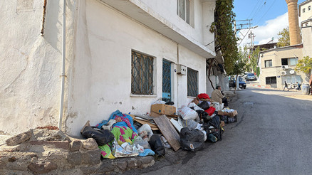 İzmir’de çöp ev kabusu: Mahalleli koku ve haşerelerden isyan etti
