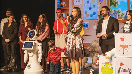 Robotlu çocuk tiyatrosu “Neci’nin Diji Maceraları” sahnelendi