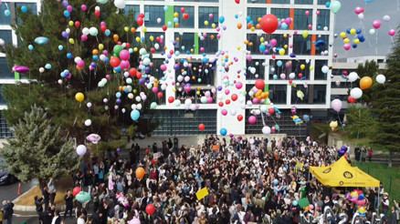 Malatyada lösemiyi yenen 10 yaşındaki Hasan için hastane önünde balon uçuruldu Malatyada lösemiyi yenen 10 yaşındaki Hasan için hastane önünde balon uçuruldu