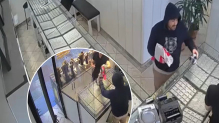 Bayrampaşada ilginç soygun girişimi Şemsiyeye tabanca süsü veren hırsız, sahte altınları çaldı