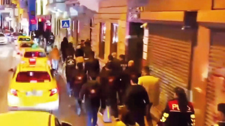 Sokaklarda turizm temizliği: Sivil ekipler şüphelileri gözaltına aldı Sokaklarda turizm temizliği: Sivil ekipler şüphelileri gözaltına aldı