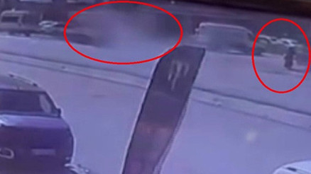 Saniyelerle kurtuldu Kamyonetin ok gibi saplandığı kaza kamerada