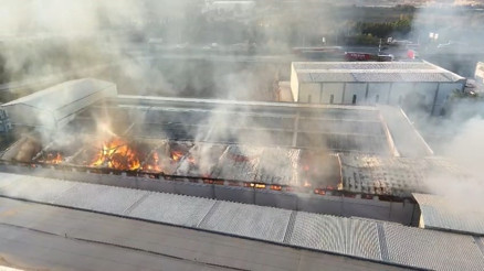 Bursada fabrika yangını... 30 itfaiye aracı ve tankerle müdahale edildi Bursada fabrika yangını... 30 itfaiye aracı ve tankerle müdahale edildi