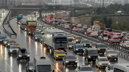 İstanbulda pazartesi sabahı trafik kabusu: Yoğunluk yüzde 69a ulaştı