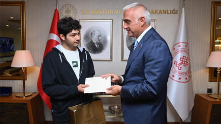 Bakan Ersoy, Türkiye derecesi elde eden Ahmet Deniz’i bakanlıkta ağırladı Bakan Ersoy, Türkiye derecesi elde eden Ahmet Deniz’i bakanlıkta ağırladı