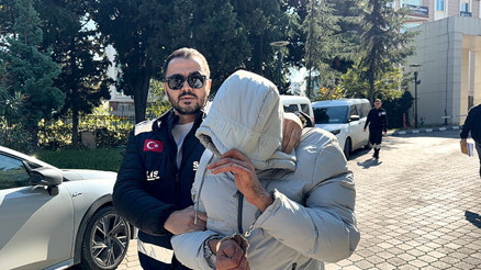 Samsunda kıskançlık dehşeti: Eşini bıçakla yaralayan koca gözaltına alındı Samsunda kıskançlık dehşeti: Eşini bıçakla yaralayan koca gözaltına alındı