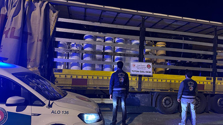 İzmirde dev kaçak tütün baskını: 125,4 milyon TLlik malzeme ele geçirildi