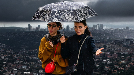 İstanbul’da hava karardı Beklenen sağanak başladı... Valilikten yeni uyarı