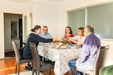 Yıkılmadık ayaktayız