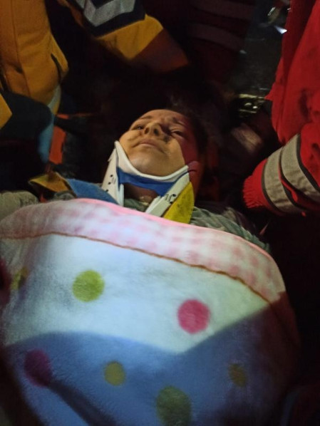 Umut dolu bekleyiş ve sevinç gözyaşları: Enkazdan mucize kurtuluşlar 122. saatin mucizesi Menekşe Teyze