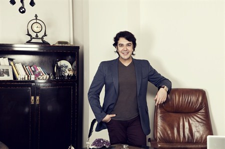 Genç Bir Yüz “V” Şeklindedir