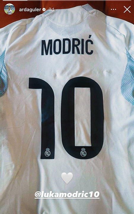 Luka Modric, 10 numaralı formasını Arda Gülere verdi İşte o anlar