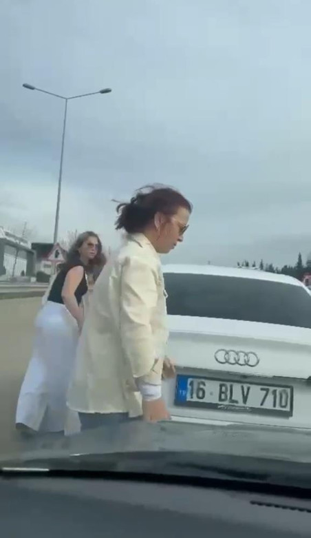 Bursada sürücüler birbirine girdi: Küfürler havada uçuştu