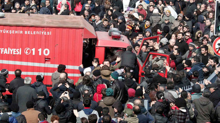 Seçim koordinasyon merkezi ateşe verildi