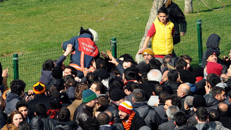 Seçim koordinasyon merkezi ateşe verildi