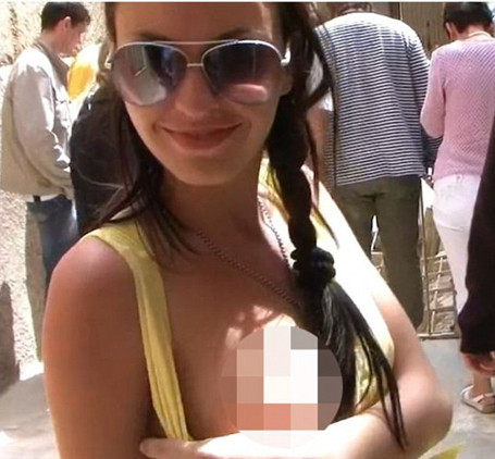 Rus porno yıldızı Mısırın turistik mekânlarında öyle bir şey yaptı ki