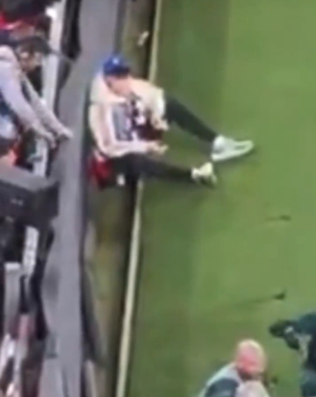 Anfieldda skandal görüntü Noa Langın parmağının yaralandığı demiri Liverpool yetkilileri sökmeye çalışmış