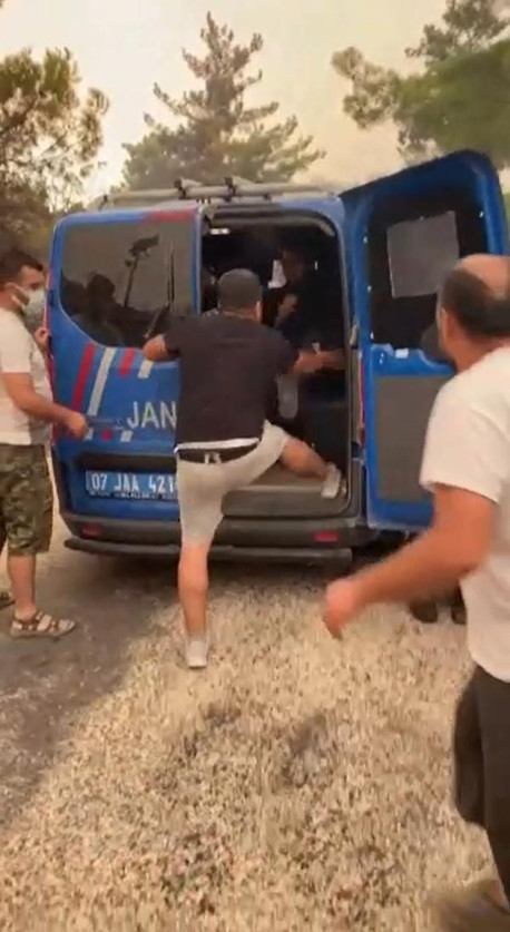 Manavgatta ormanı yaktığı düşünülen 2 kişiye linç girişimi