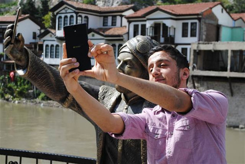 Amasyada selfie çeken şehzade heykeli şaşkınlık yarattı