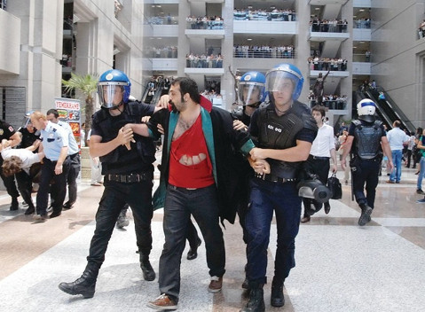 Kafalarına dikiş atılırken annelerini arayıp “Anne ben iyiyim, merak etme” diyorlardı