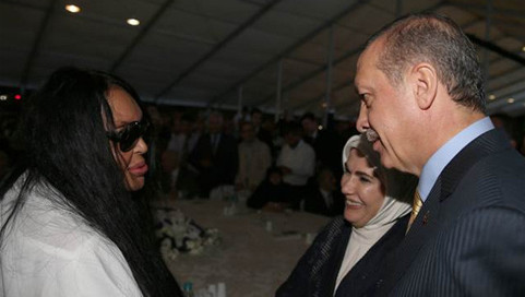 Başbakan Tayyip Erdoğan Bülent Ersoy ile ayaküstü sohbet etti