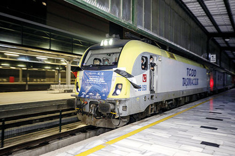 Motor, tren ve ince çizgi