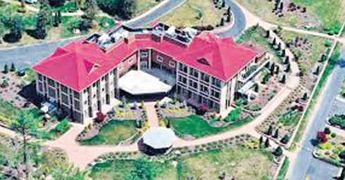 ABD Başkanı’nın evini basan FBI, 27 suçtan 7 kez iadesi istenen FETÖ elebaşının kapısını bile çalmıyor