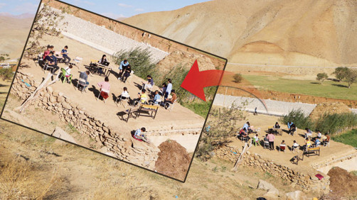 Bilin bakalım At sırtındaki bu kızlar acaba nereye gidiyor