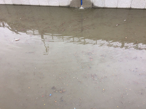 Mezarlığa moloz döktüler