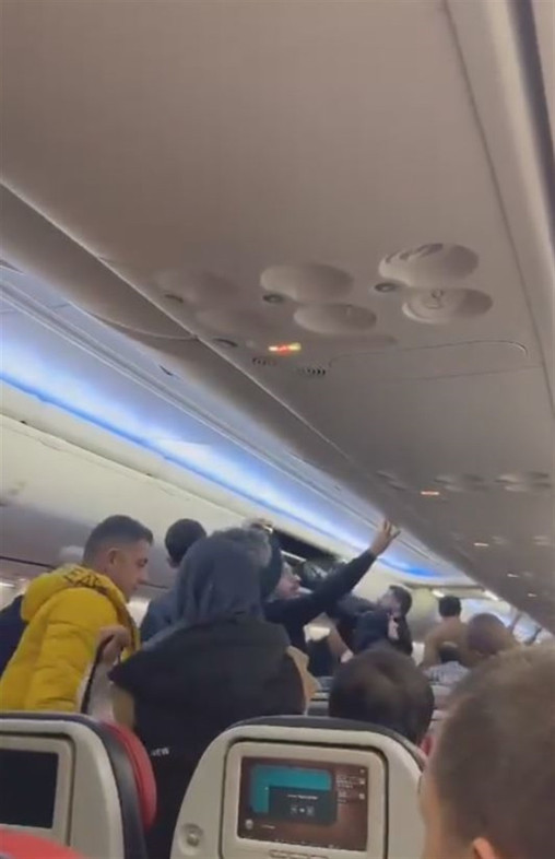 Uçaktakilere havada yanan uçak fotoğrafı göndermişti Tahliye anonsu kamerada