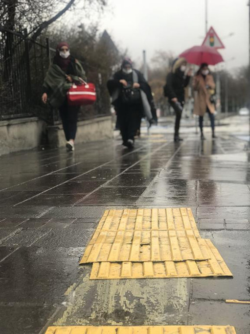 Kaldırımdaki sarı tehlike