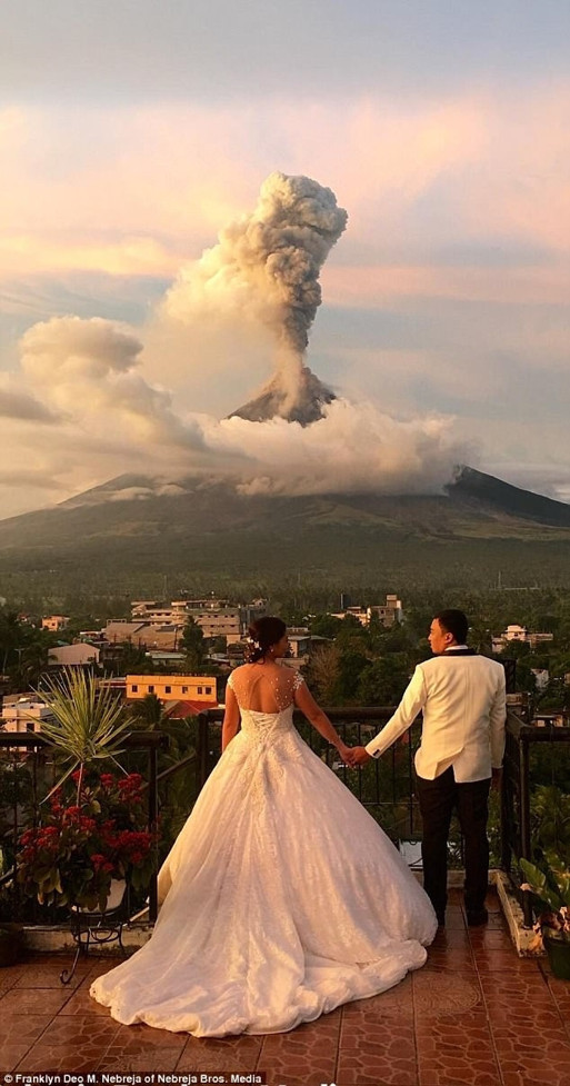 Patlayan yanardağ manzaralı düğün fotoğrafı
