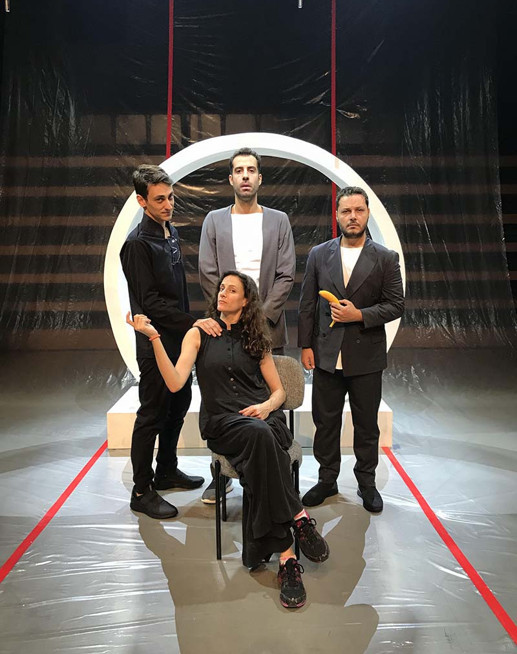 Sahnede iddialı bir Çirkin