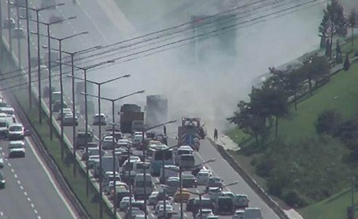 Son dakika... TEMde araç yangını... Trafik durdu