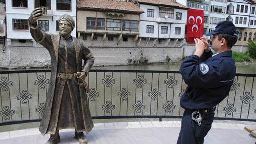 Amasyadaki selfie çeken şehzade heykeli polis korumasına alındı