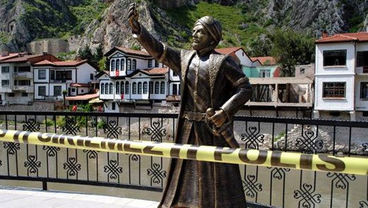 Amasyadaki selfie çeken şehzade heykeli polis korumasına alındı