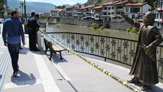 Amasyadaki selfie çeken şehzade heykeli polis korumasına alındı