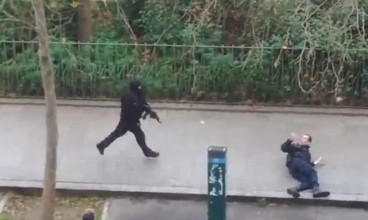 Pariste bir alışveriş merkezini basan soyguncular kayıplara karıştı