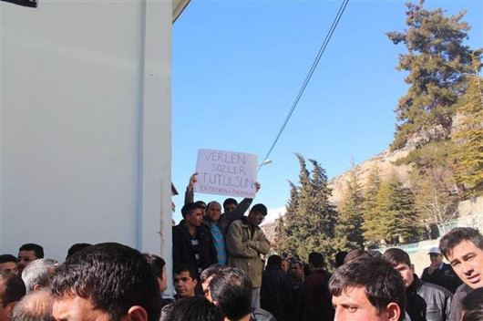 Bakanlar, Ermenekte tapu dağıtımı töreninde protesto edildi