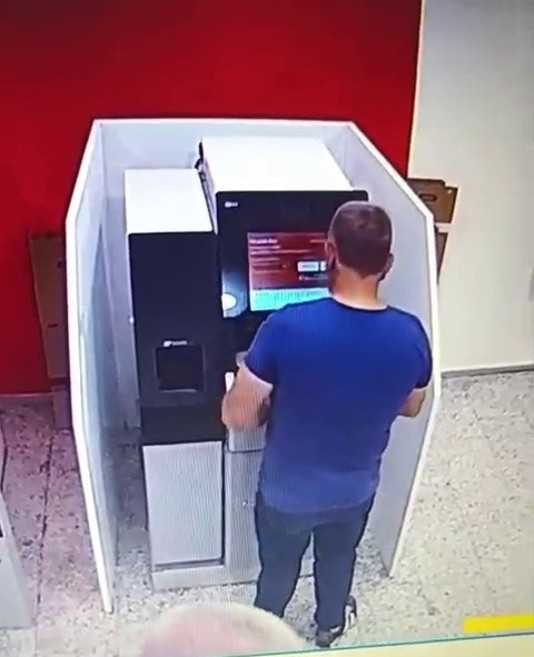 Adanada ATM’de kalan 13 bin lirası, sıradaki diğer müşteri tarafından çalındı