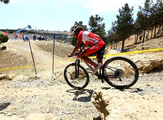 Bakü 2015de ilk madalya Jolanda Neffe