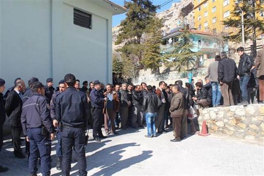 Bakanlar, Ermenekte tapu dağıtımı töreninde protesto edildi