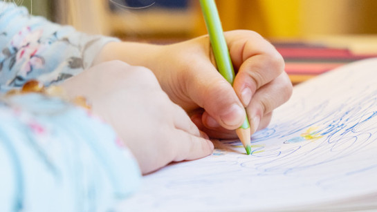 Çocuğunuz solaksa dikkat! Baskın eli değiştirmeye çalışmak nörogelişimsel risk taşıyor