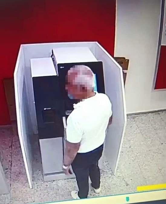 Adanada ATM’de kalan 13 bin lirası, sıradaki diğer müşteri tarafından çalındı