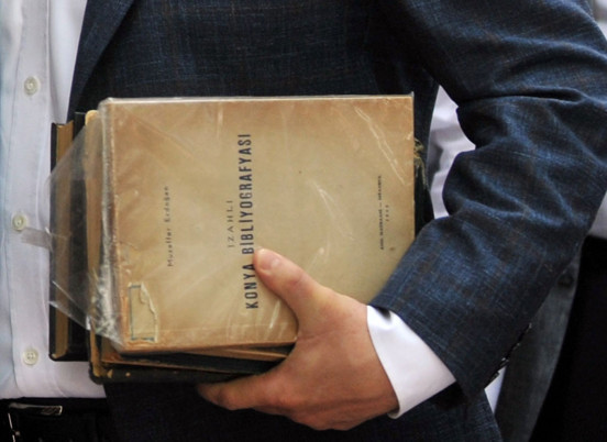 Başbakan Davutoğlu Sahaflar Çarşısını gezdi, memleketi Konya ile ilgili kitap aldı