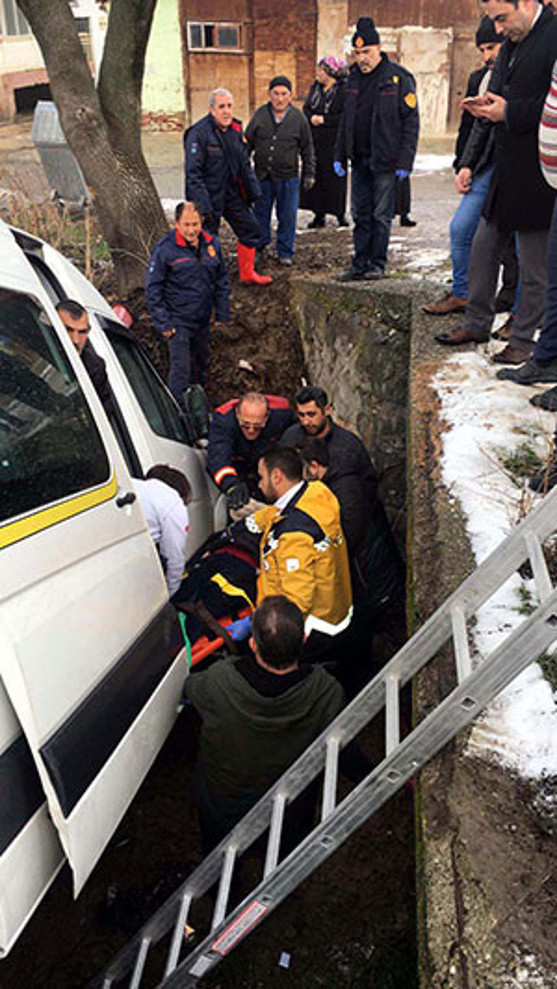 Engelli öğrencileri taşıyan minibüs kanala düştü: 5 yaralı