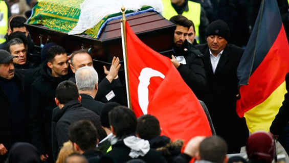 Tuğçe gözyaşlarıyla uğurlandı